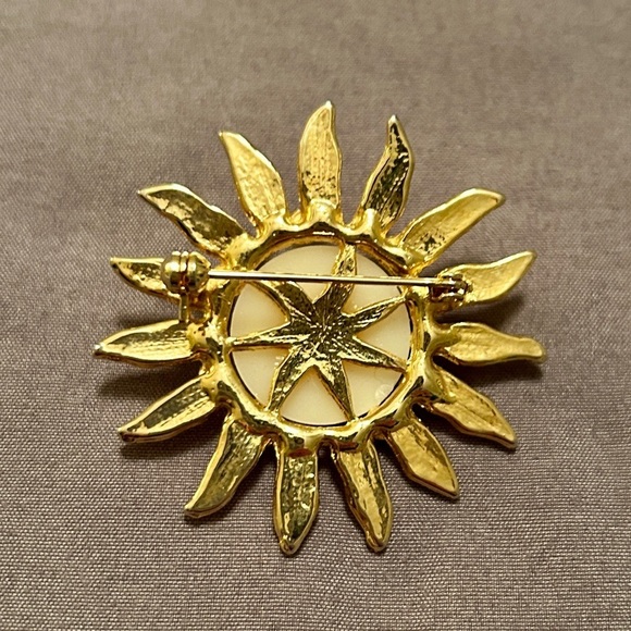 Vintage Sunburst Brooch Faux Pearl Center Pin Goldtone Textured Rays Crystals - Picture 5 of 10